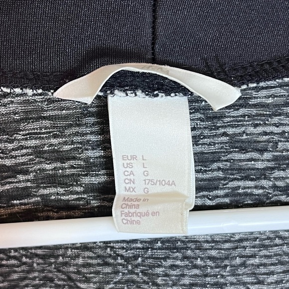 H&M Black & White Sweater, Open Front, Geometric Print, Lightweight - Picture 4 of 4